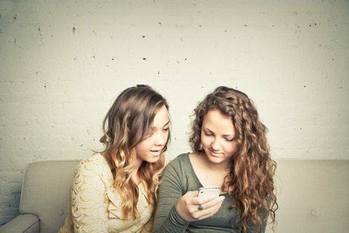 girls texting