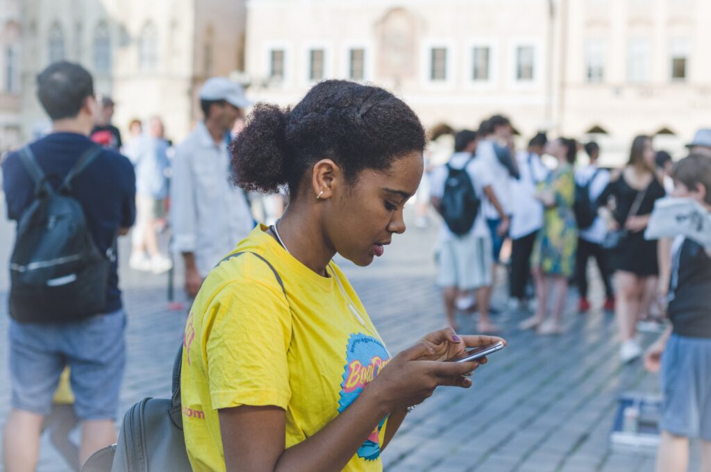 people texting 2022 11 15 17 20 02 utc